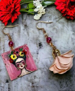 Orecchini dipinti a mano – Arte in rosa, omaggio a Frida Kahlo